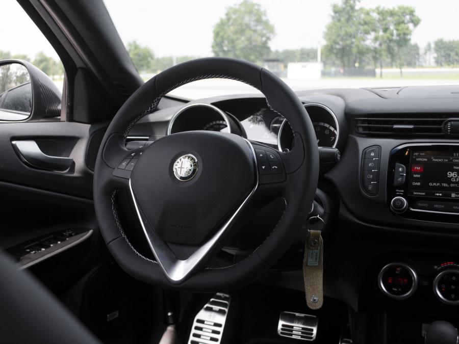 Панель приборов Alfa Romeo Giulietta Quadrifoglio Verde Launch Edition (940) 2014 года  (фото 11 из 17)
